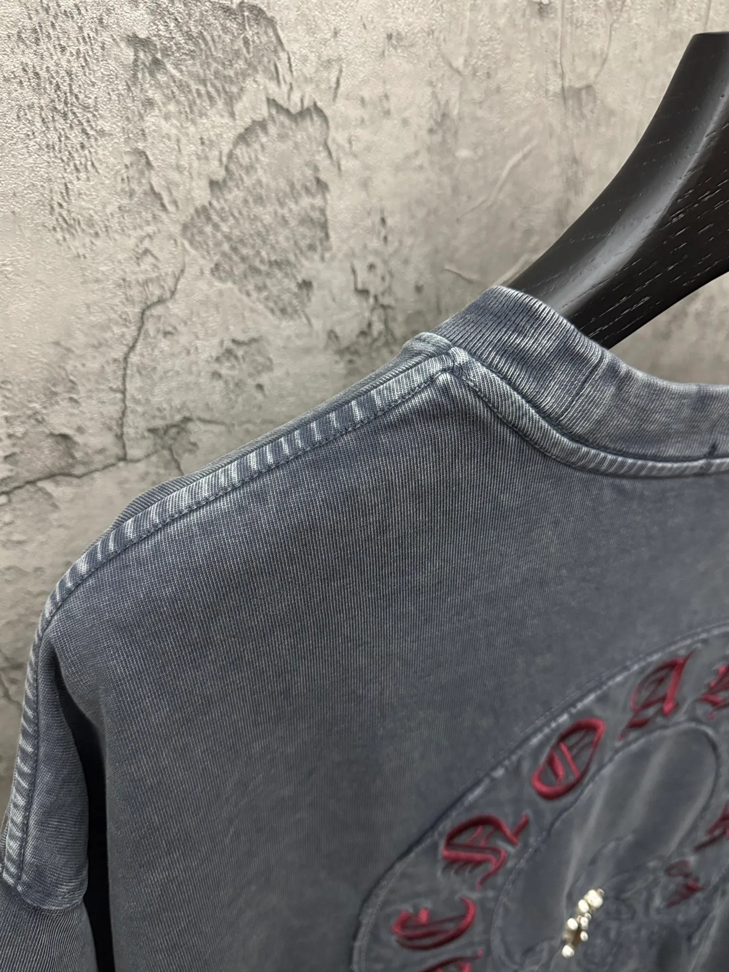 P240 top version, real shot without P, ​​different from market currency) 𝗖𝗵𝗿𝗼𝗺𝗲 𝗛𝗲𝗮𝗿𝘁𝘀/Croxin 2026 spring new original single counter American washed patch embroidered couple short sleeves 👑The highest version! Customized fabric 320 grams, washed and fried. Best-selling model at the counter. Very comfortable to wear. Accessories: Original molded and authenticated collar label➕100% silk wash label. Genuine purchase-grade original hangtag➕matching hanging rope➕3D hanging beads➕original packaging bag. Craftsmanship: The original version has consistent wiring! The highest version of the armhole matching technique! Color: Gray Black Size: S M L XL Style No.: 6601